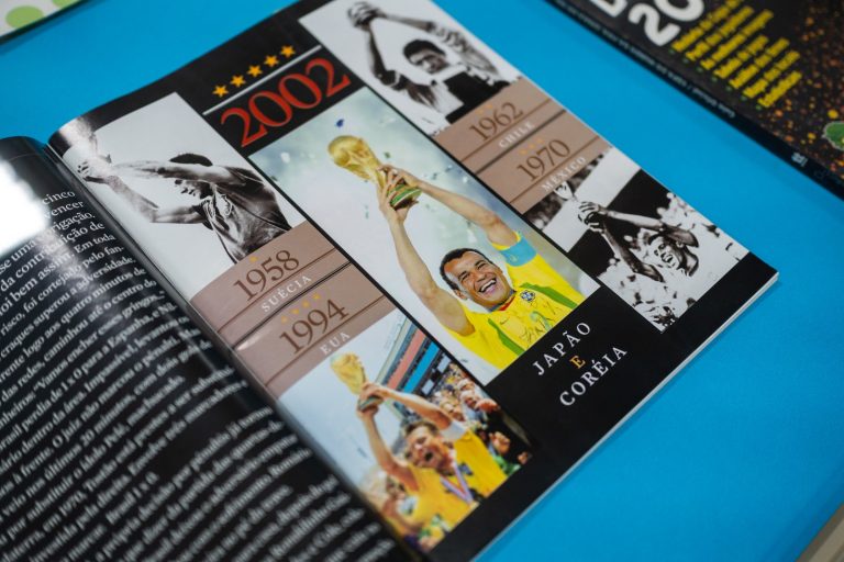 WhatsApp-Image-2026-06-11-at-15.40.52-768x512-1 Biblioteca Pública transforma lembranças da Copa do Mundo em viagem pela história do futebol