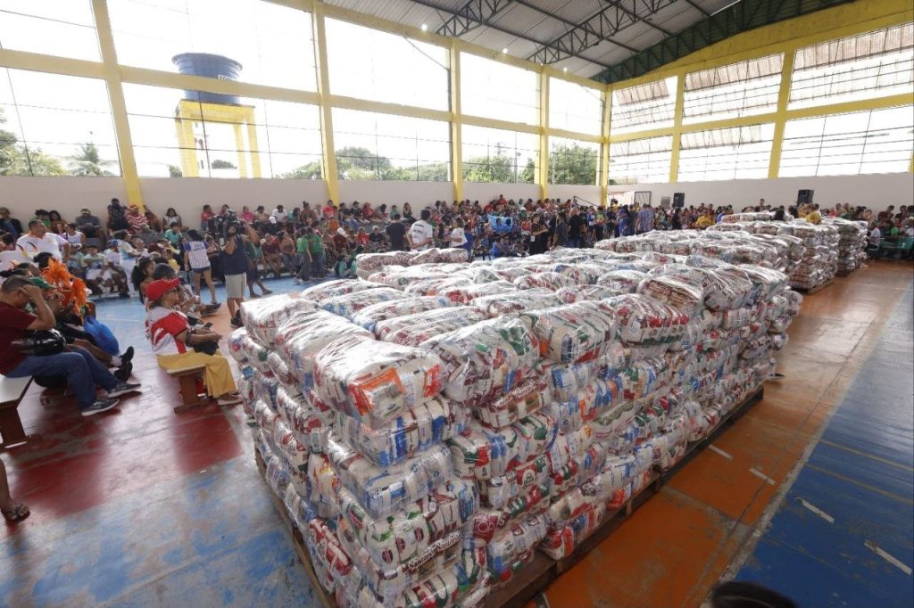 WhatsApp-Image-2026-06-28-at-09.18.32-1024x682 Em Parintins, Governador Roberto Cidade entrega 28 toneladas de alimentos